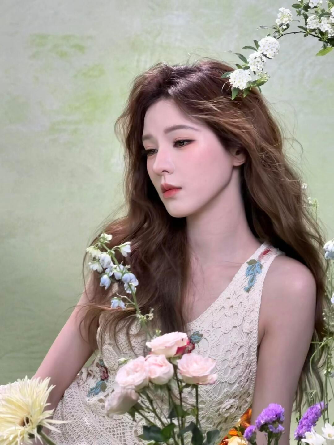 张予曦挂粉丝送的拼豆细心收下粉丝的手工礼物，还特意挂在包上出行，张予曦的细腻与