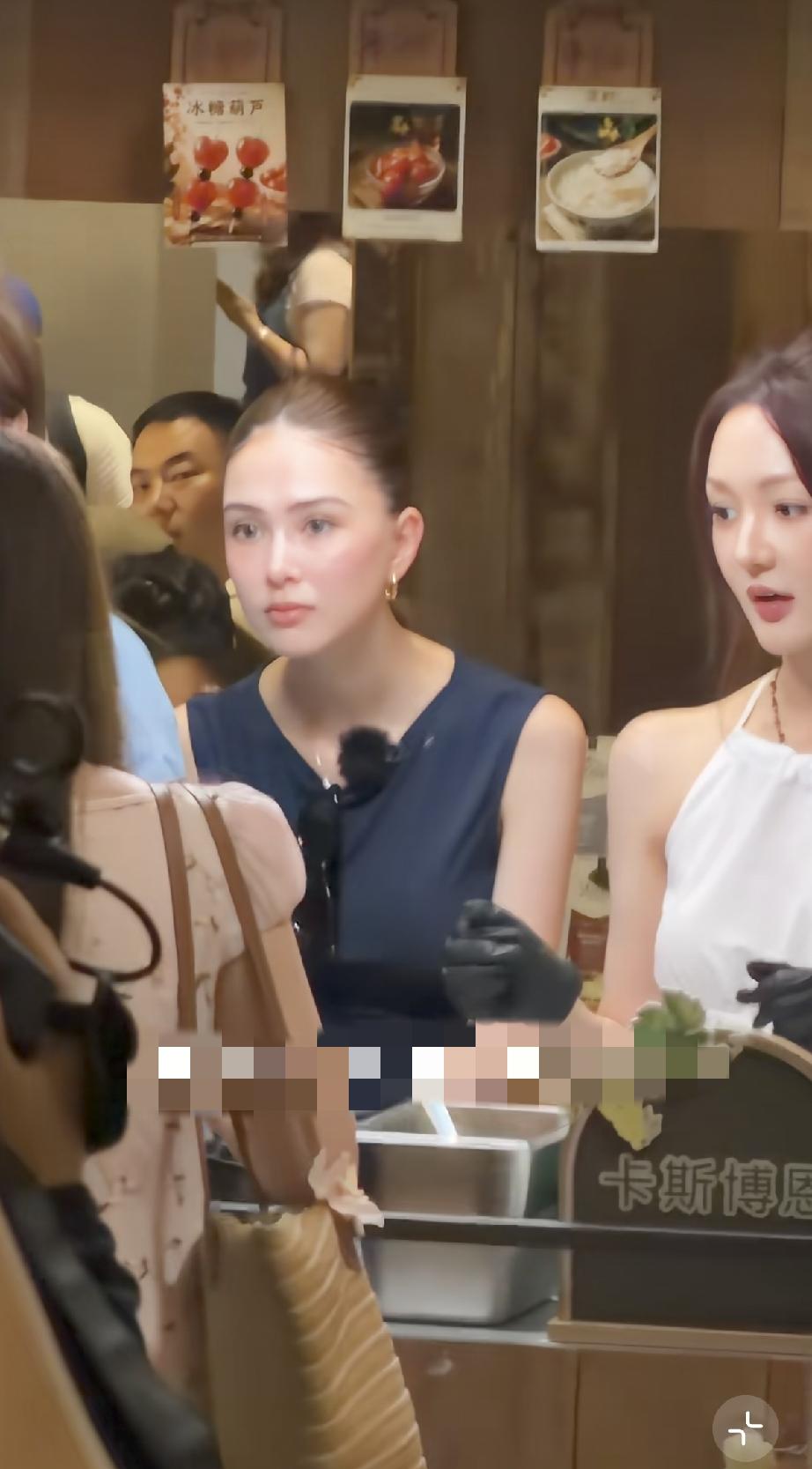 5月20日，昆凌在泰国清迈录《中餐厅》，路人镜头下一脸疲惫看着老了不少，说明她并