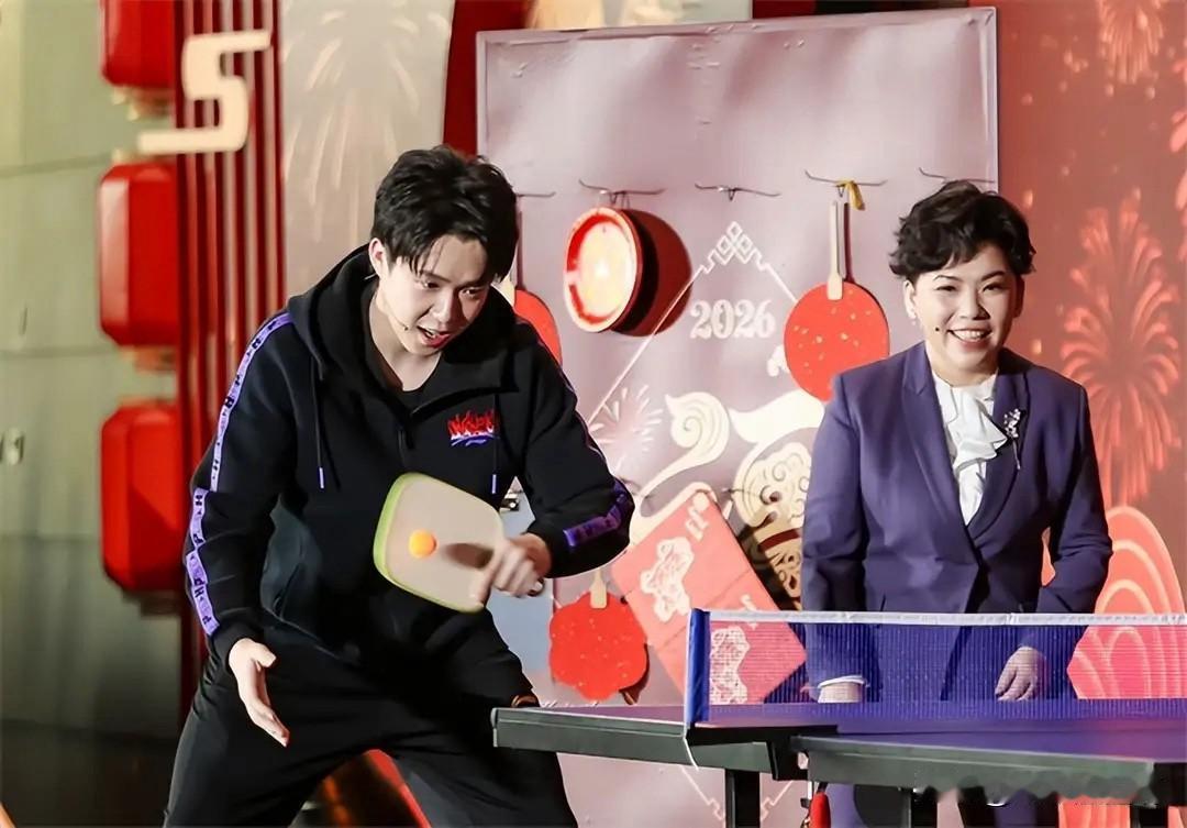 好久不见：王楚钦和邓亚萍用平底锅一起打球！近日，休息近一个月的王楚钦露脸了，