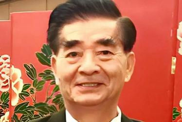 谁能想到，那个整天笑眯眯、热心帮忙，人人都想给他送锦旗的“大善人”，竟被指是美国
