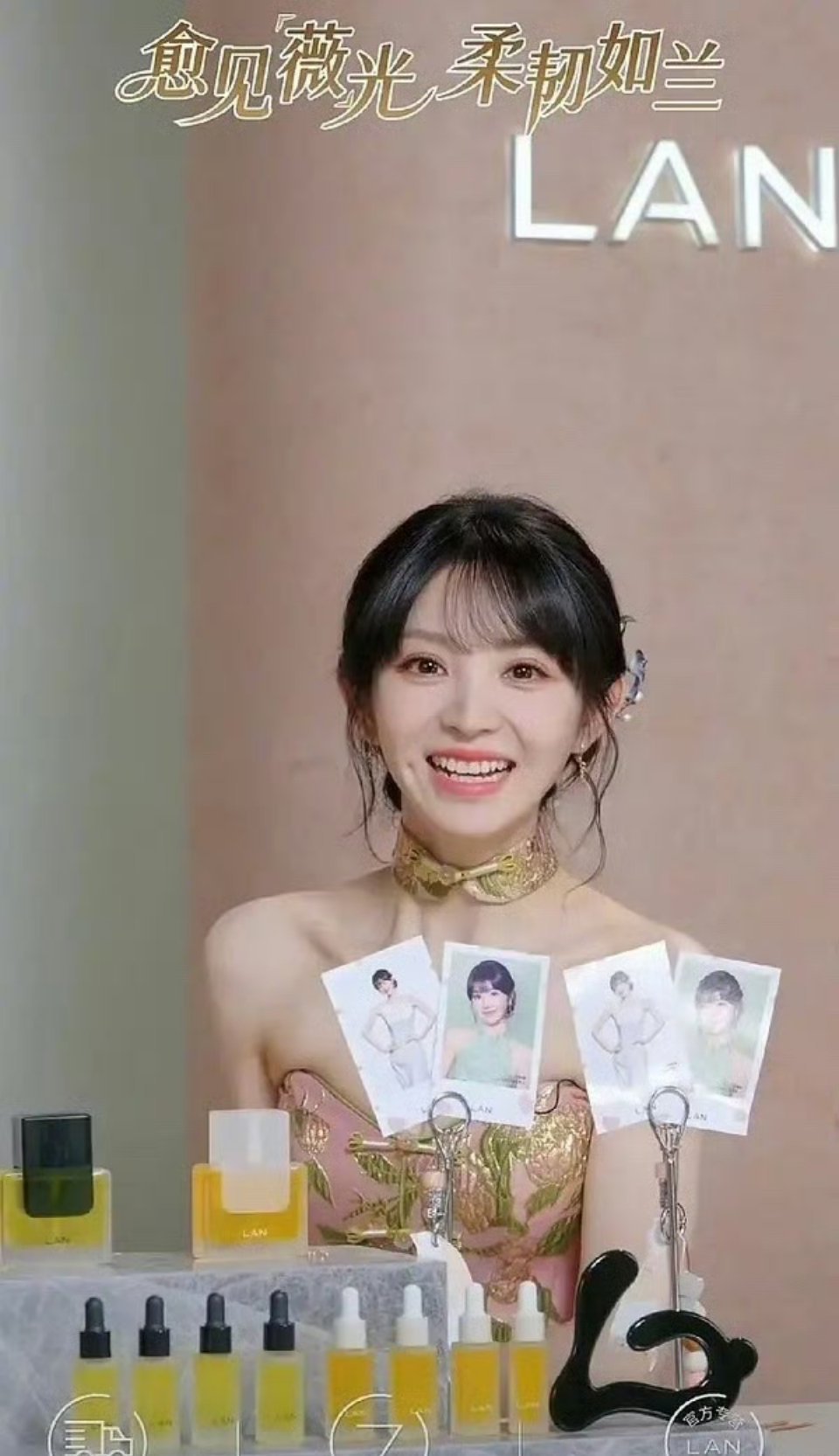 田曦薇直播因为服装，被抖的审核卡掉线了现在明星的品牌直播，都要穿的这么隆重啊