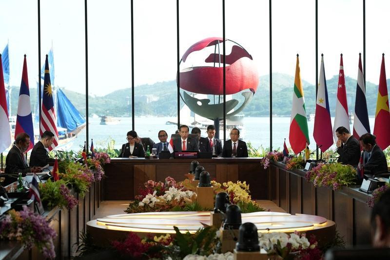 最近东盟峰会的马来西亚女保镖可太出圈了!她扒门一跃跳上行驶车辆,那动作丝滑又帅气