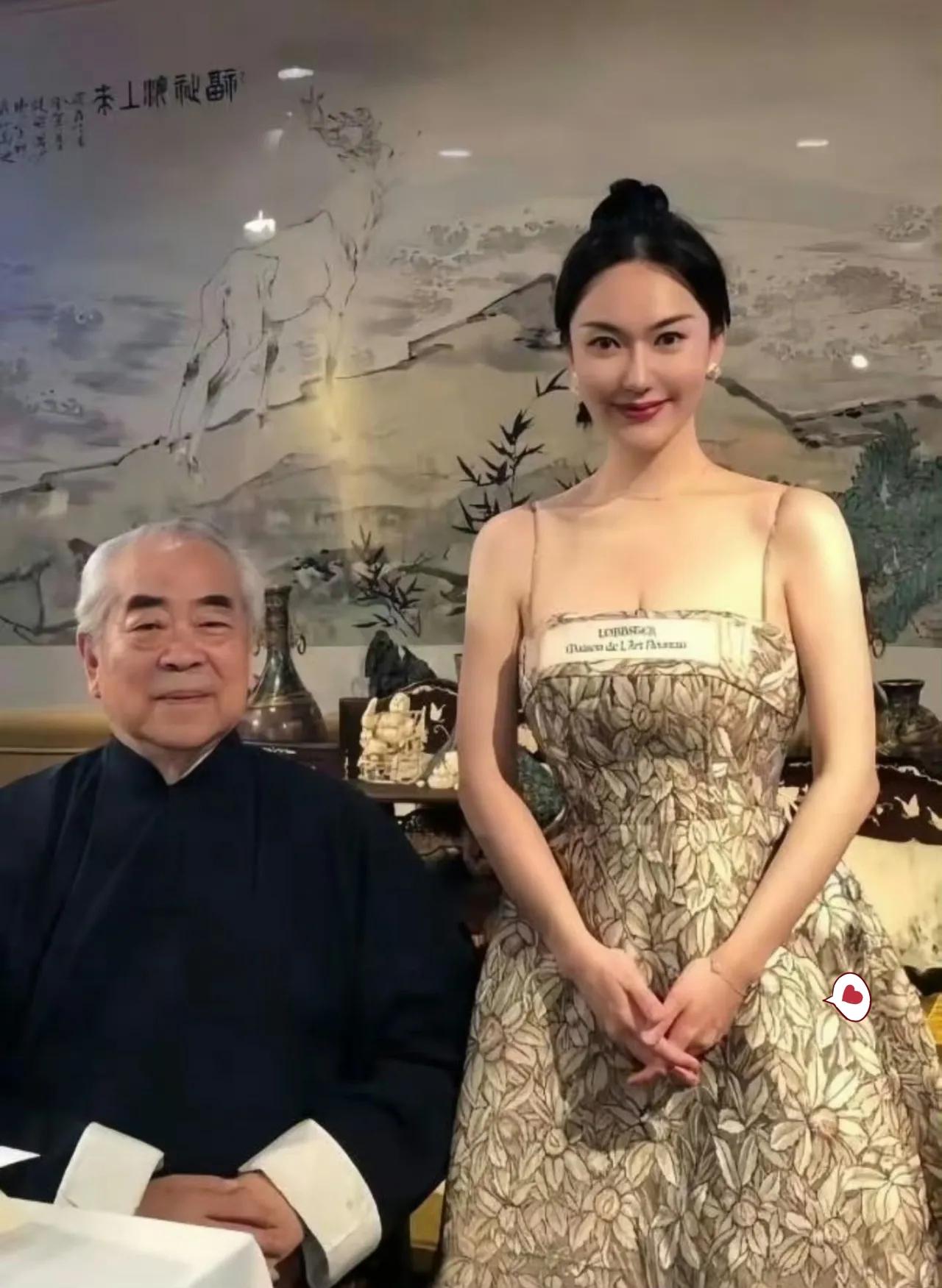 查了下范曾小50岁的妻子徐萌，真是不查不知道，一查不得了，原来徐萌不光年轻漂