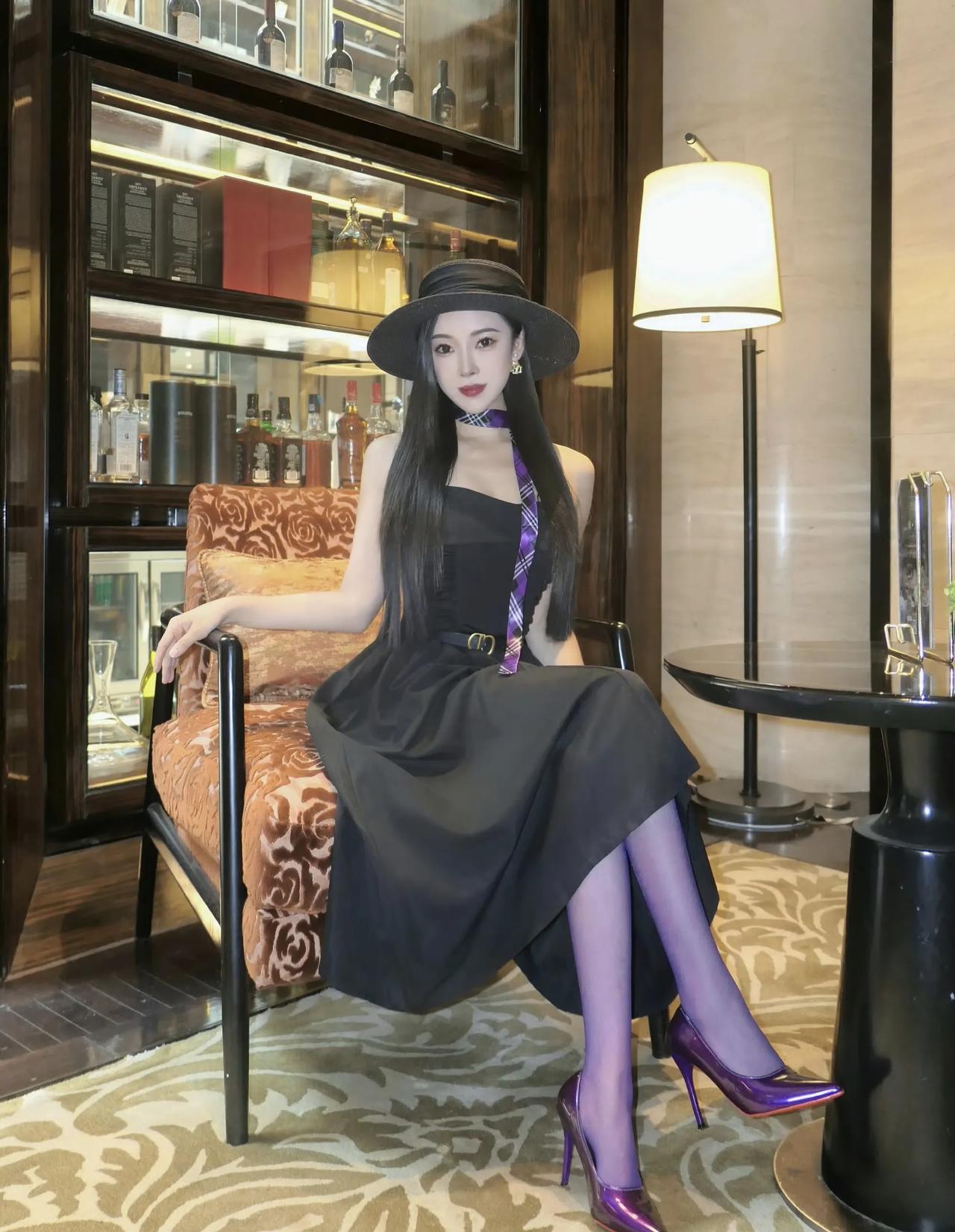 模特小姐姐从暗黑名媛到学院少女！她切换穿搭像开滤镜，颜值身材碾压式出圈。