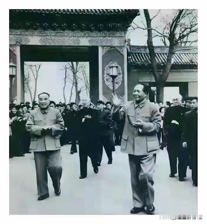 这张照片拍摄于建国初期中南海，毛主席与朱德总司令并肩走出中式门楼，沿途等候各界群