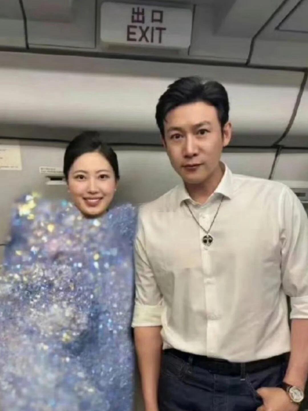 空姐晒出和陆毅的合影，亮片马赛克直接打满全身，未免也太夸张了吧。