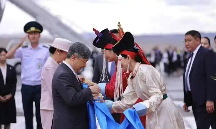 “关闭领空让日本天皇待在蒙古国”7月6日，日本德仁天皇和雅子皇后启程前往蒙古国，