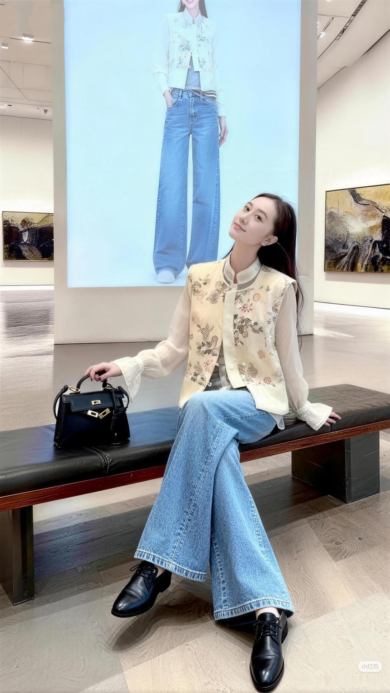 花影摇曳间，美人倚长凳。