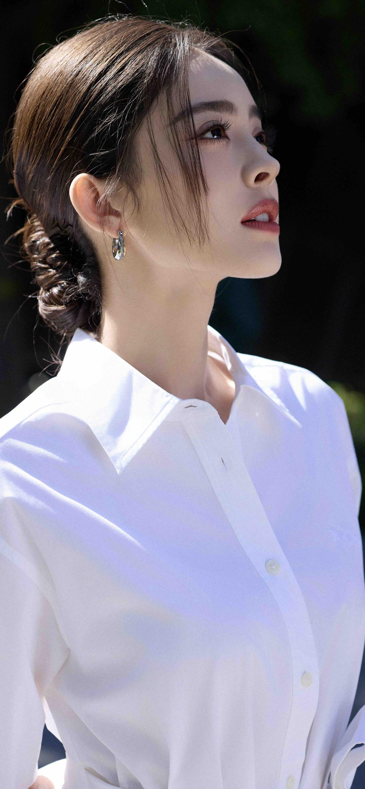 美女壁纸-第6077期-古力娜扎