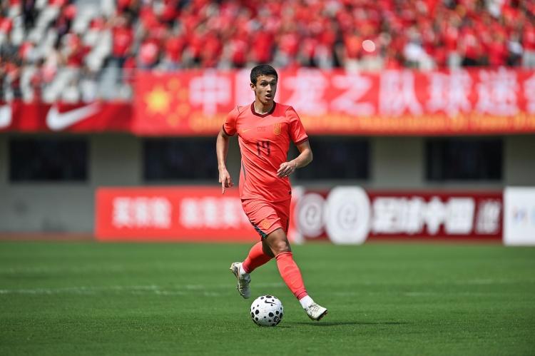 依木兰确实好用，在场上踢的赏心悦目，稀缺的带着脑子踢球的国足球员，安东尼奥真的得