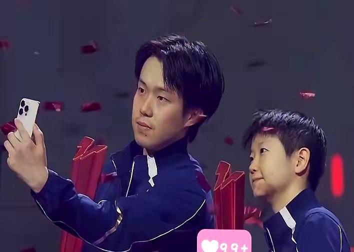 刚横扫对手的两个单打冠军，在台上当众吵架了。新加坡大满贯颁奖台，孙颖莎双手