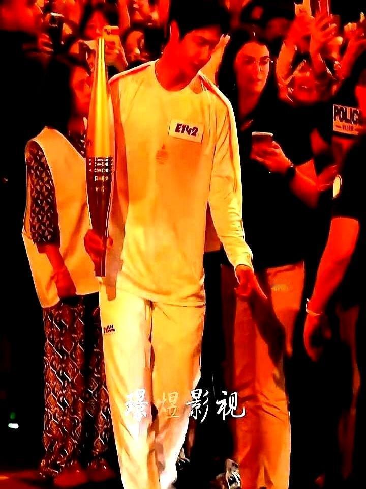 什么叫刻在骨子里的教养？就是身体比脑子反应快。穿短裙的女孩东西掉了，他蹲下捡