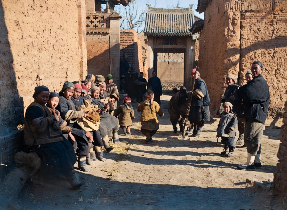 1899年，西安城郊农村，左侧一排妇女靠墙坐着晒太阳，她们都穿着厚重的棉衣棉帽，