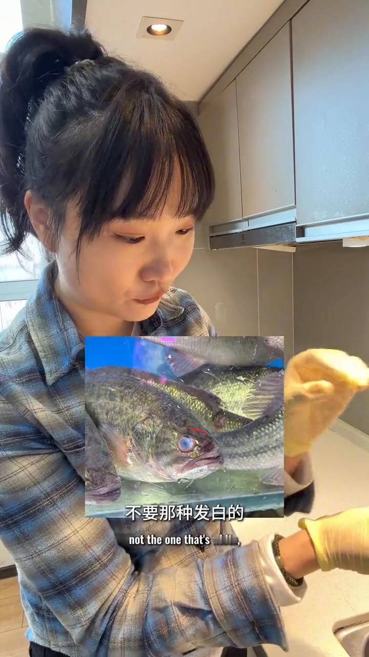 清蒸鲈鱼。年夜饭超详细教程二期：清蒸鲈鱼到底是冷水蒸还是热水蒸？简单的去腥方法