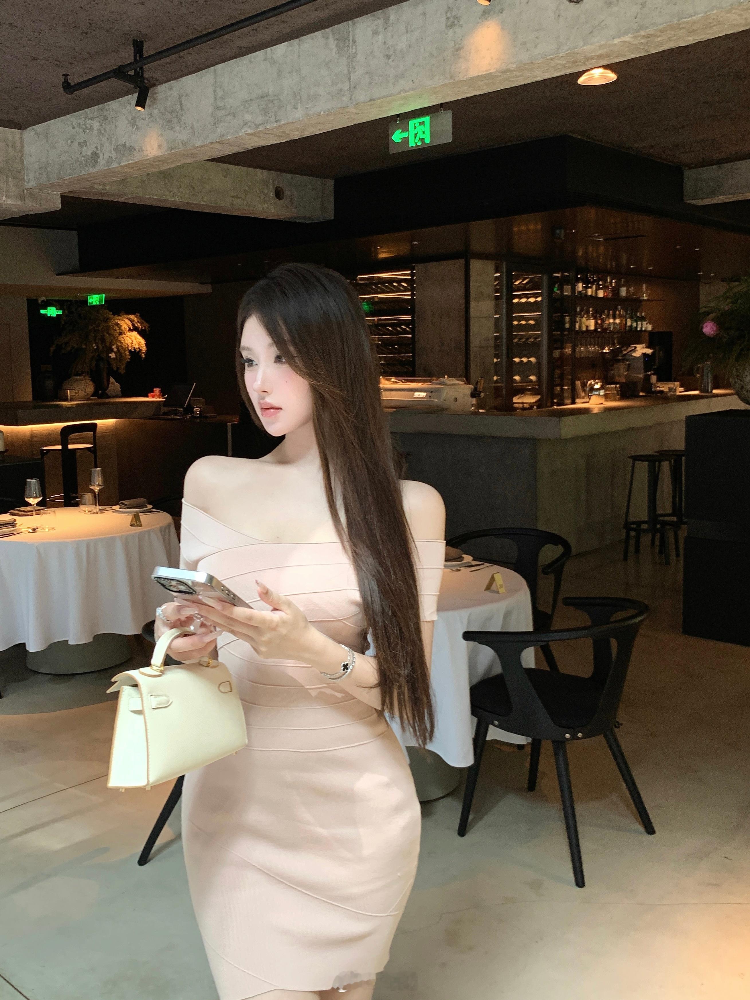 🍃🥂🕌美到窒息…这条修身裙太懂我了！卡其杏色超温柔这条连衣裙每一个设计点都