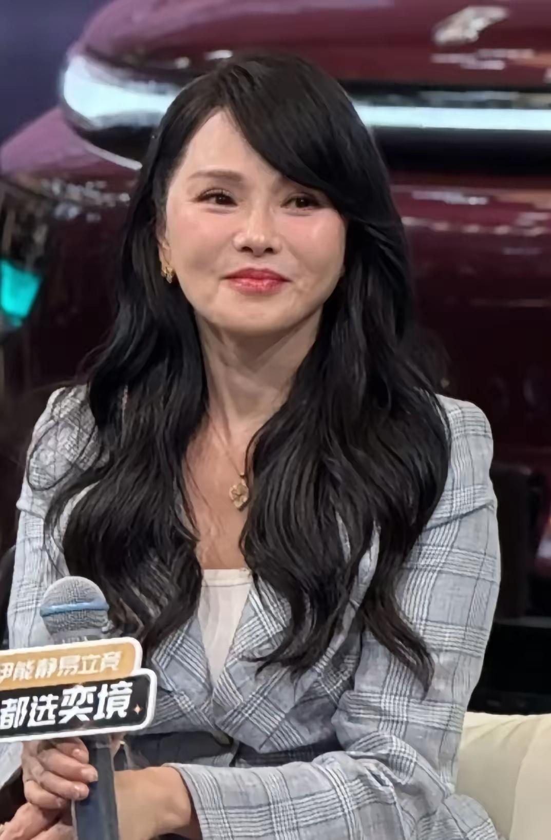 还得是圆形脸，真的不容易衰老，伊能静软嘟嘟的娃娃脸，丝毫看不出五十多岁的痕迹！难