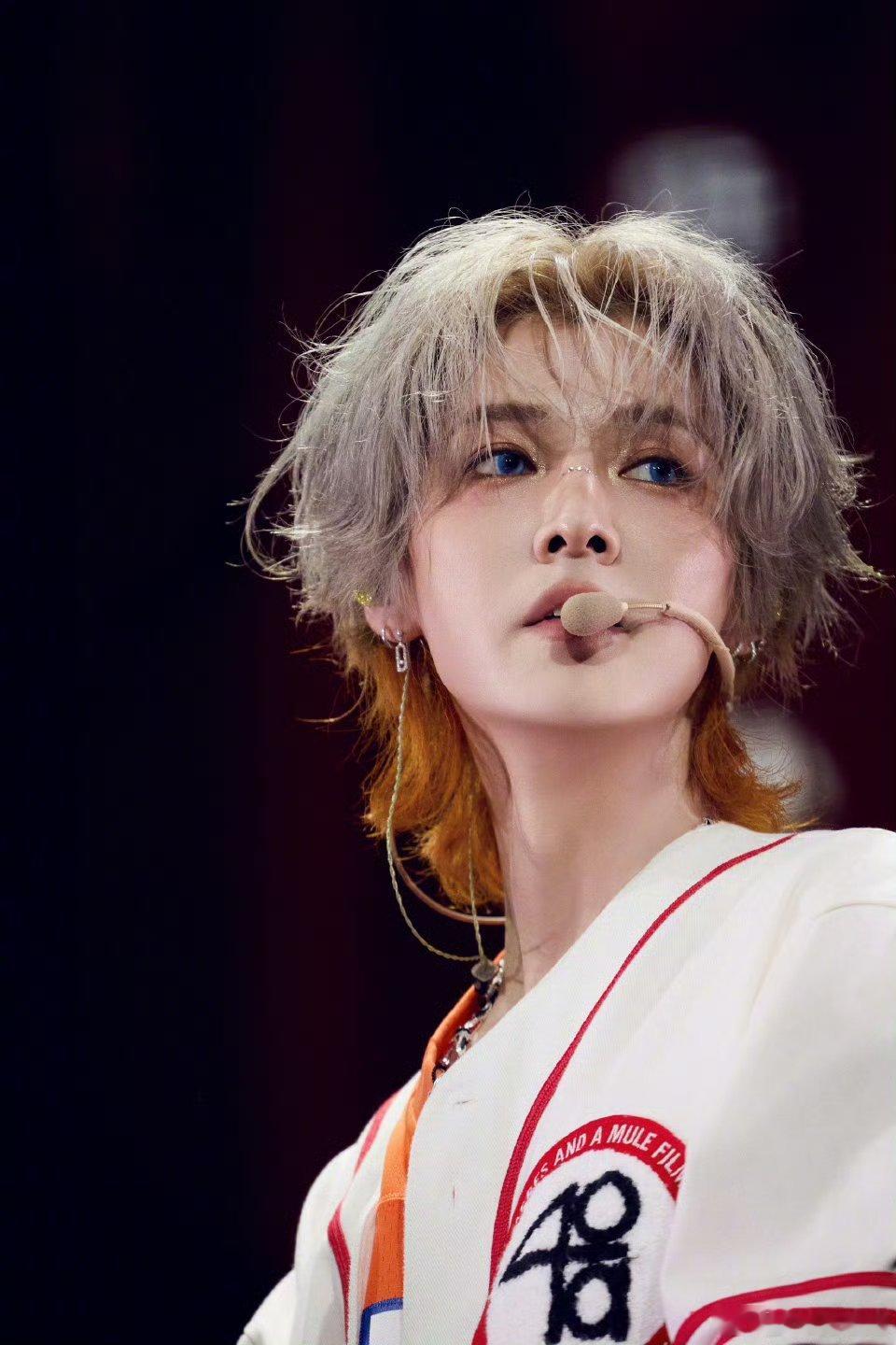 鹿晗说了老婆好8月31日晚，鹿晗在亚洲巡回演唱会南昌站的演出中，特邀嘉宾教小
