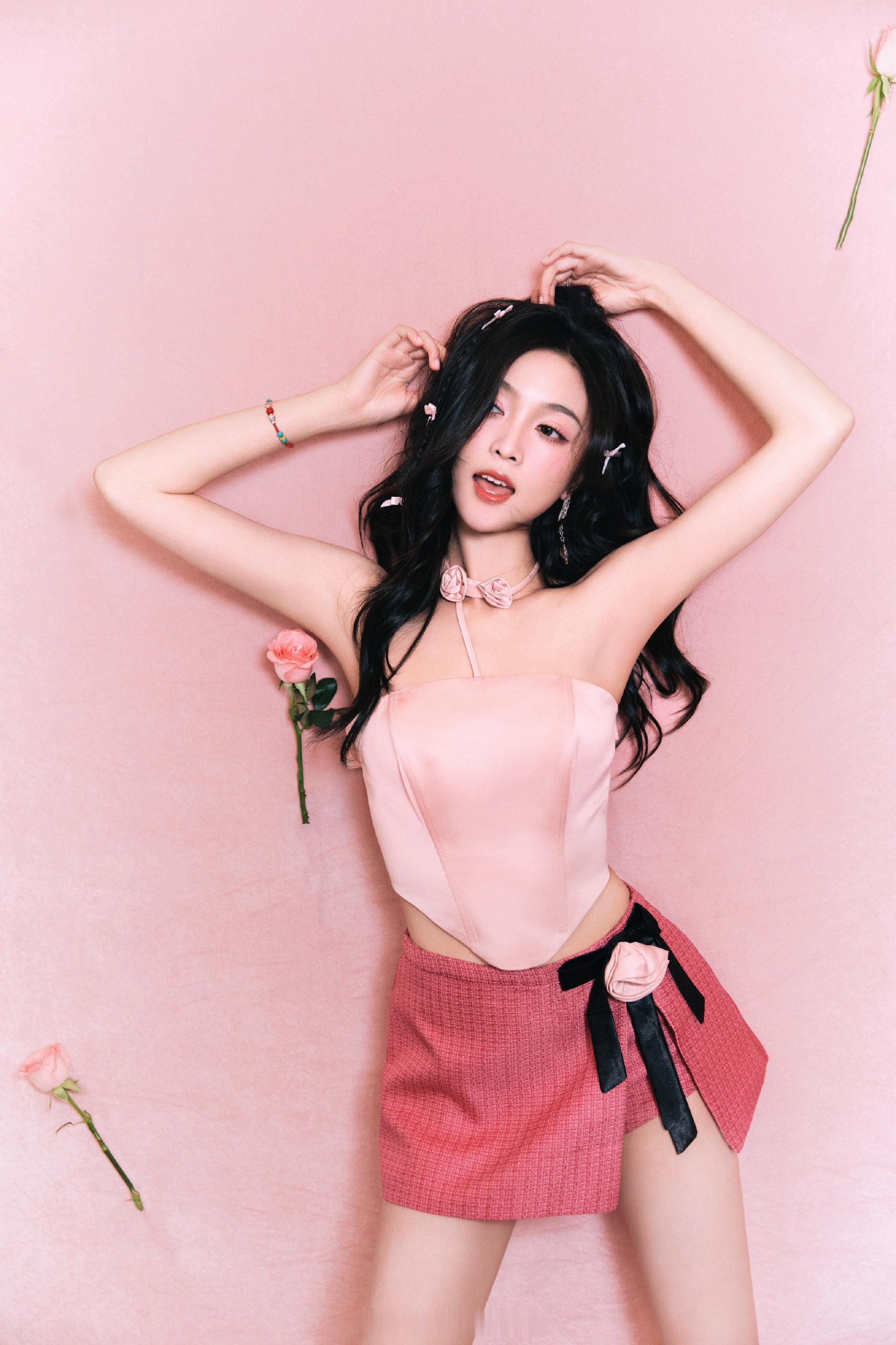 吴宣仪夏日粉色玫瑰