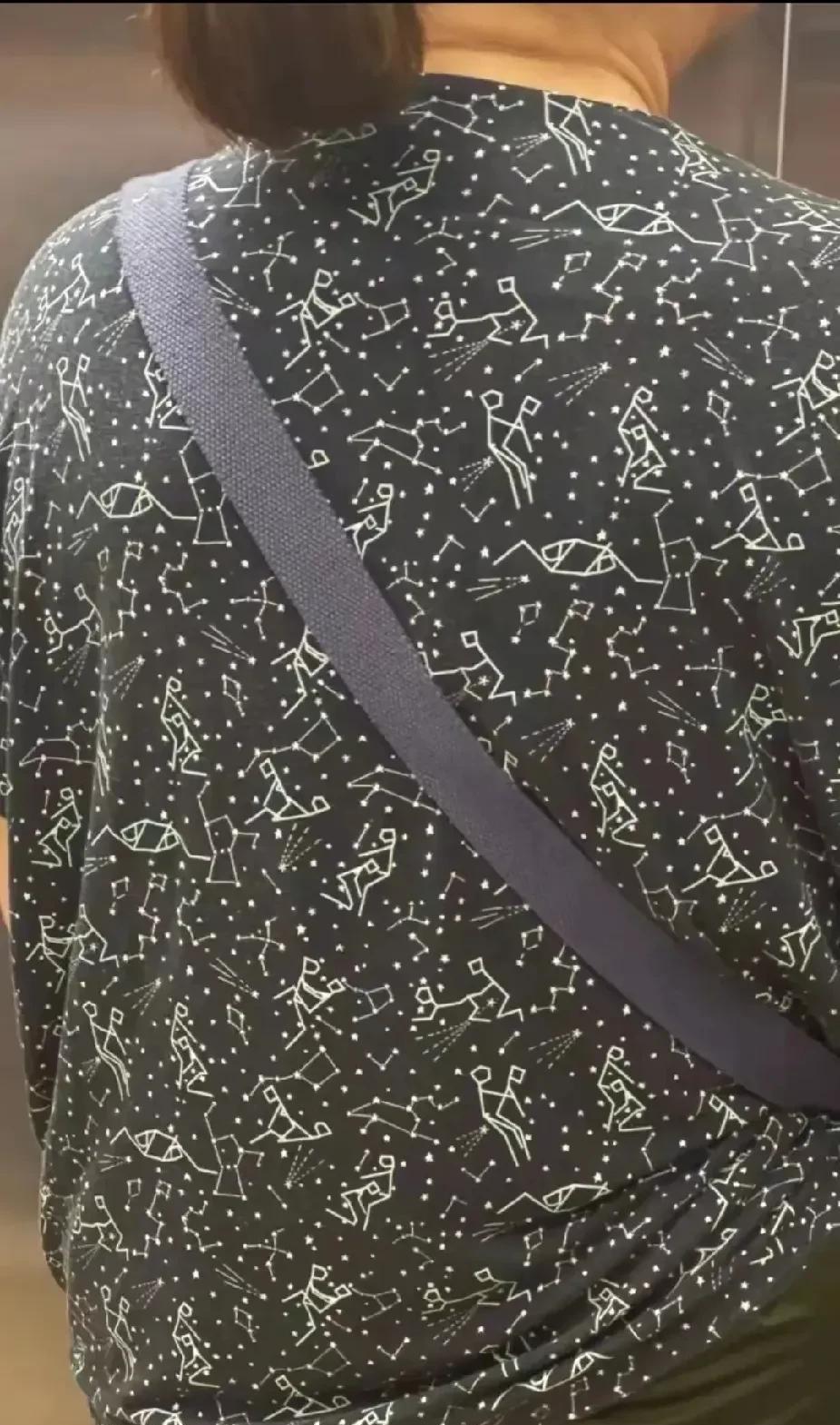 我的乖乖这大妈的衣服图案太牛叉了第一眼看成星座图案细看才发现不一样简直没