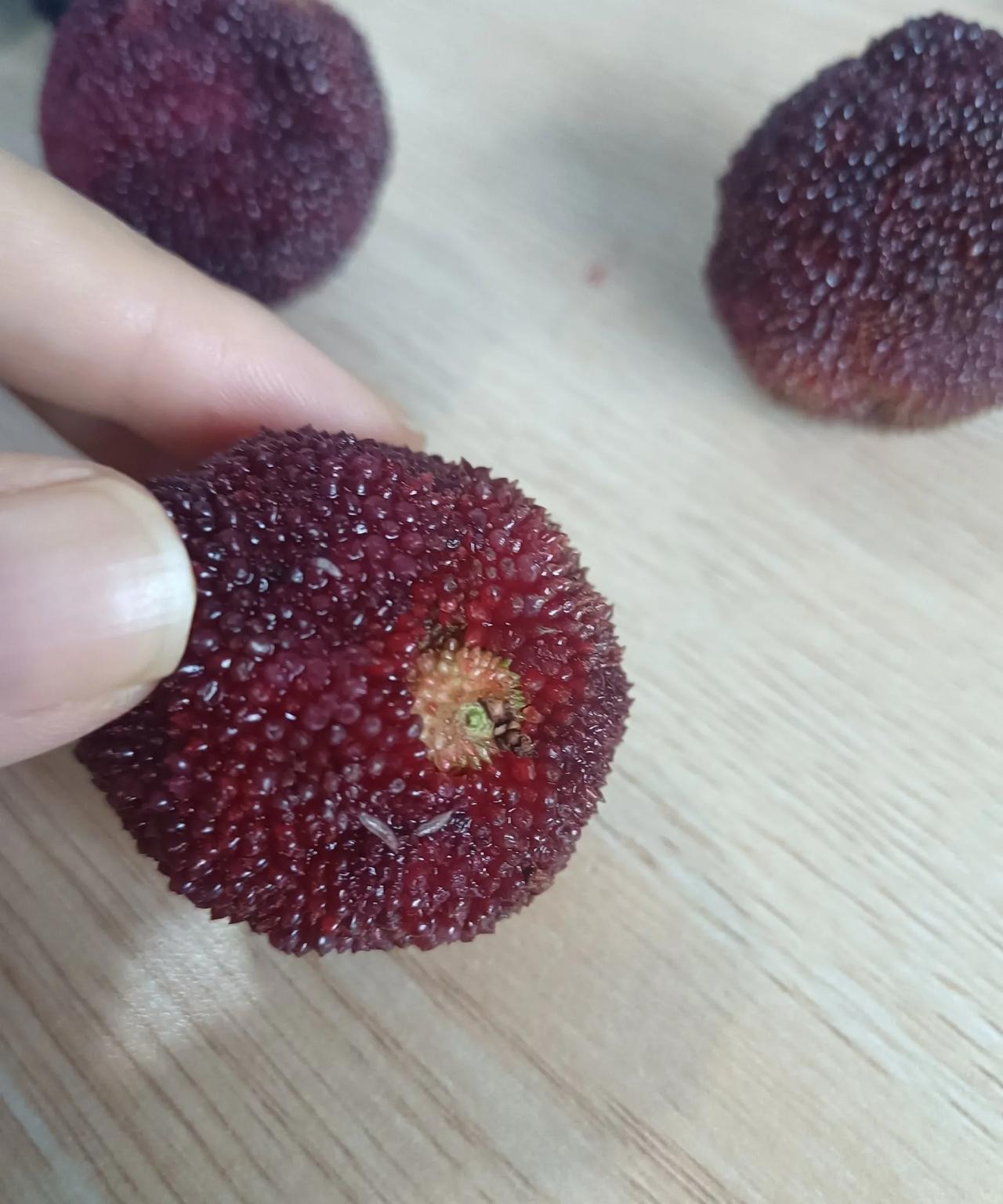都说吃杨梅不洗，我就一直不洗，今天吃了几个，亲眼看到好多小虫子，有还在爬