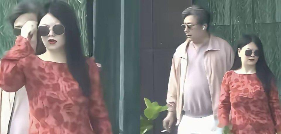 有人在商场撞见李湘和王岳伦，据说俩人一块儿搞新店去了。李湘还是老样子，大红裙子一