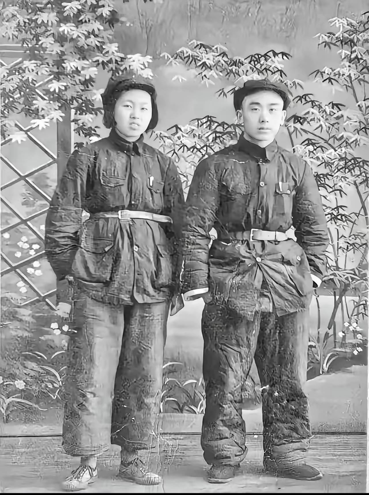 这是建国后汾阳第一任县长王彩彰的夫妻合照！没有新衣服，皱巴巴的旧军装连褶子都没空