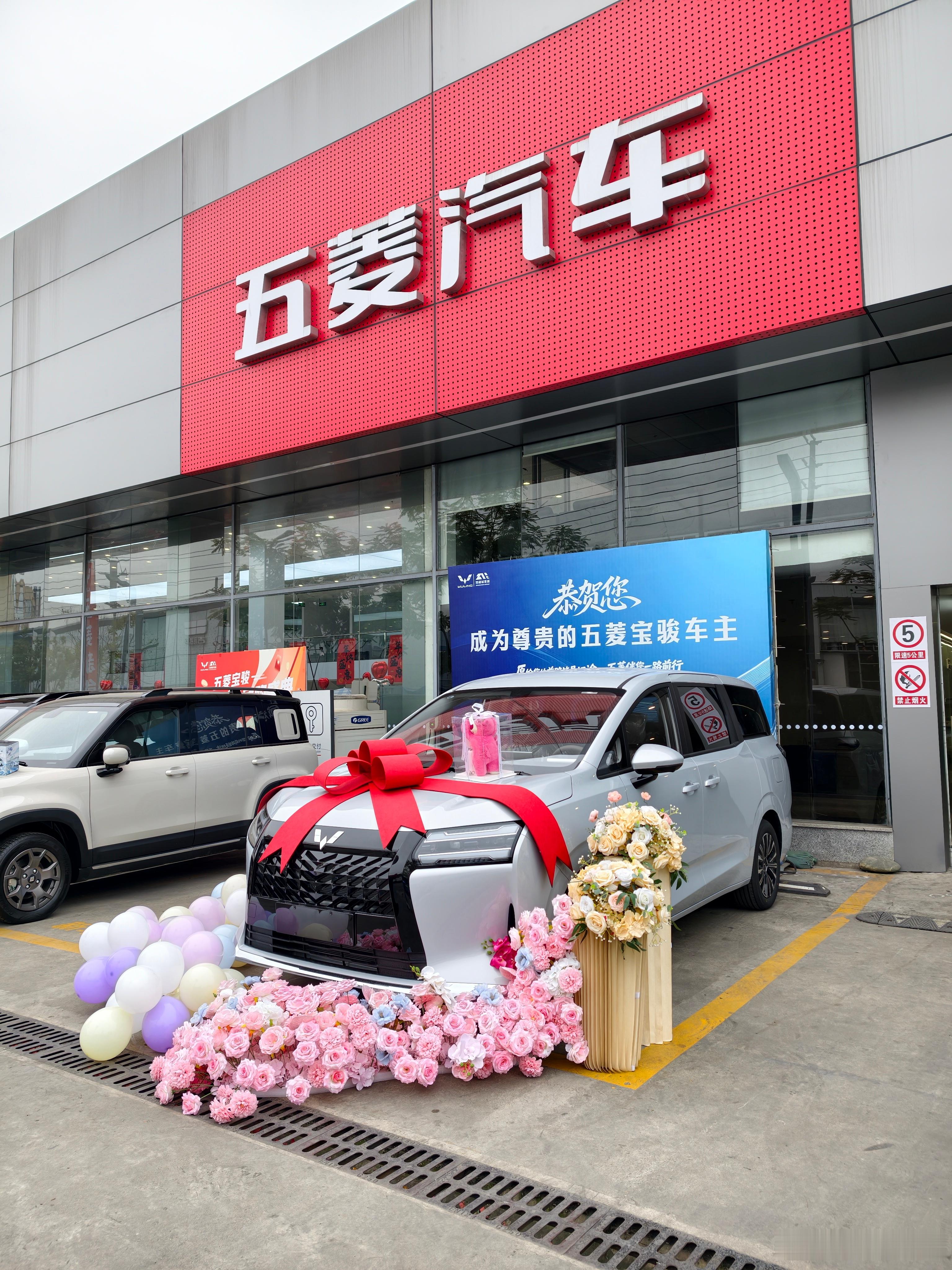 来提车了门口全是待交车的星光730和560。五菱各个渠道囤了一大堆车，都是为了在