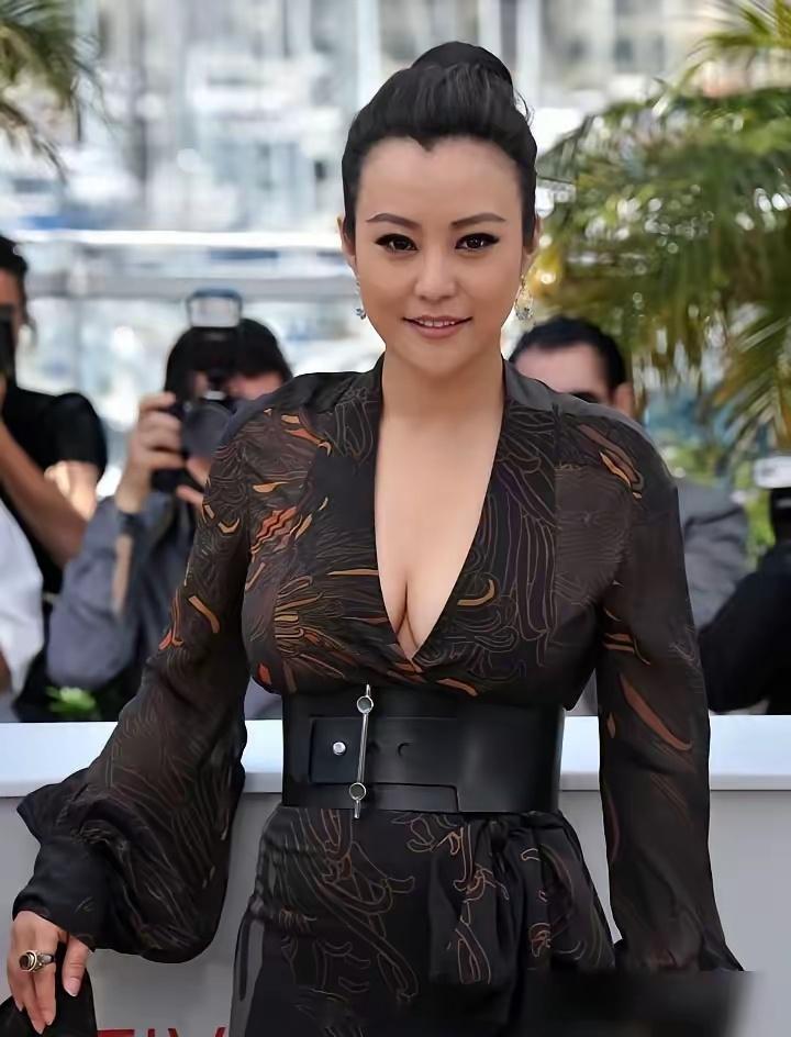 难怪当年邓超放弃了郝蕾，选择了孙俪，答案很简单，郝蕾虽然漂亮，却很自我，而娘娘性