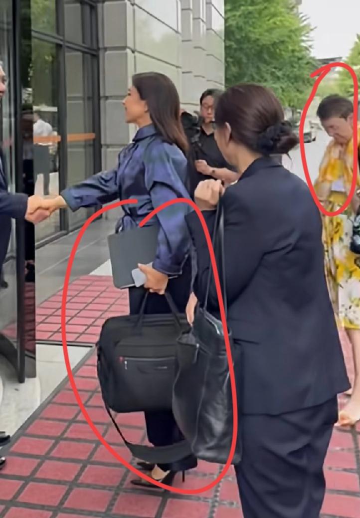 德国经济能源女部长来华会谈，到达会场要握手，两只手不够用了！左手一堆东西，两根手
