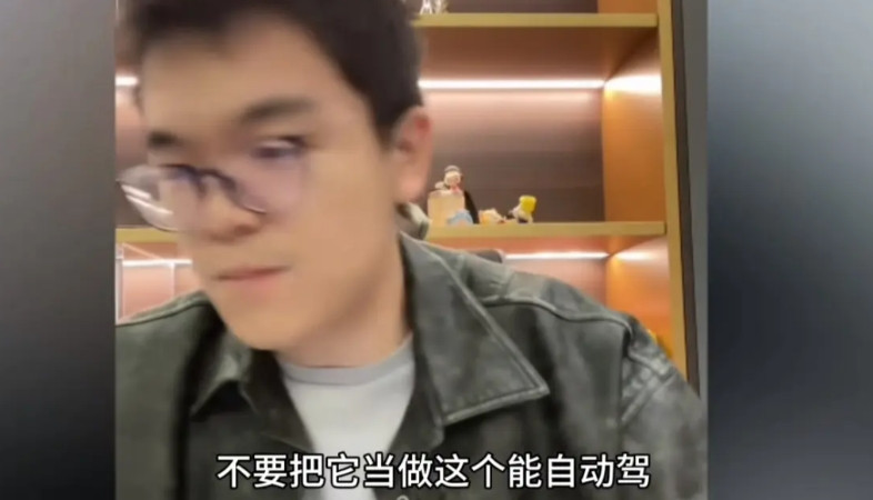 近日，柯洁在直播中怒喷当下的智驾很蠢，不能当自动驾驶使用。因为柯洁3月曾表示要