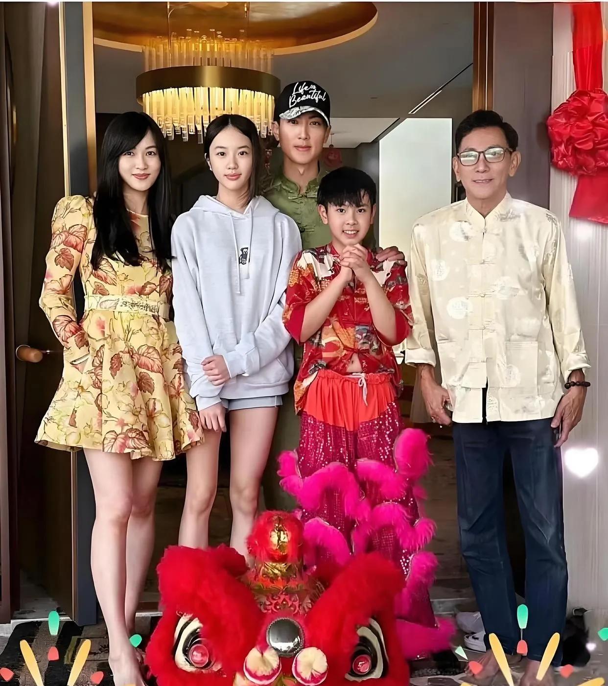 人生赢家,吴尊儿子帅气,女儿肤白貌美身材好!大家还记得飞轮海组合吗,当时组合
