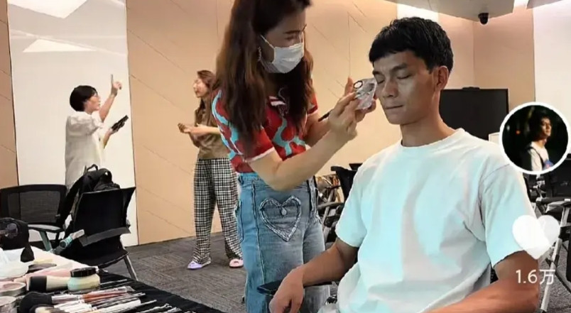唐尚珺在腾讯总部大厦直面尴尬尖锐问题。唐尚珺更新视频，自爆接到邀请亲赴北京腾讯总