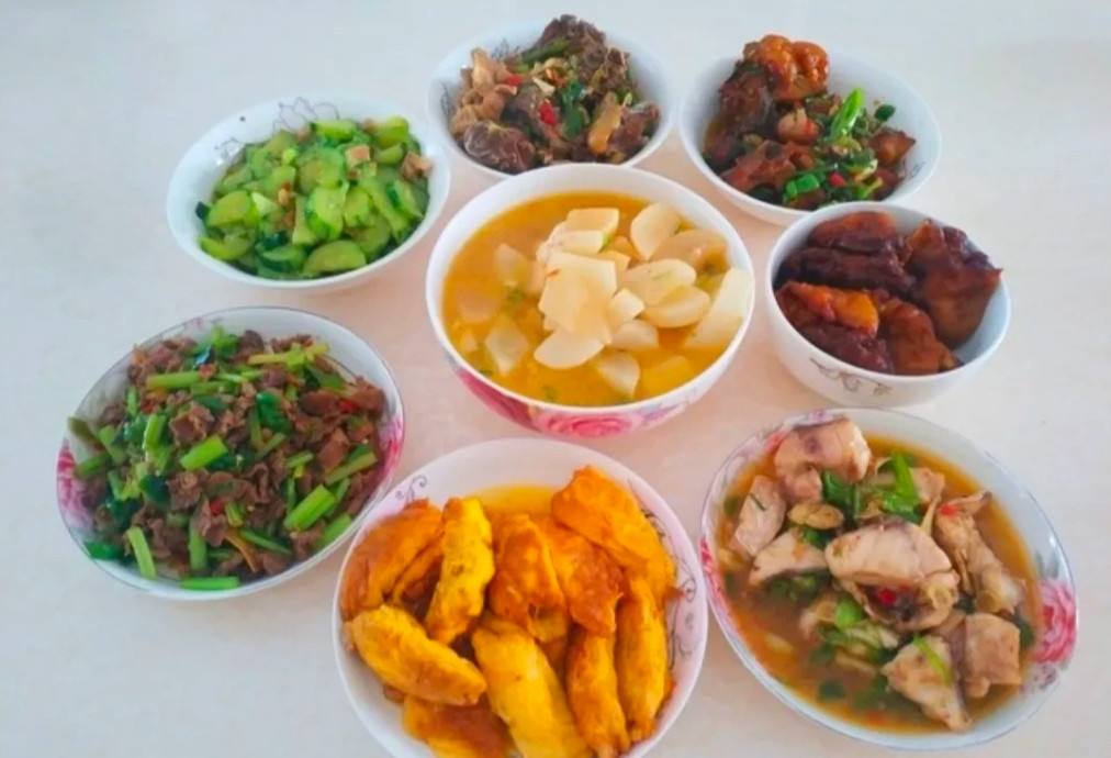 我闺蜜结婚16年，发现自己终究是个外人。她15岁就没妈了，结了婚就想把婆婆当亲妈
