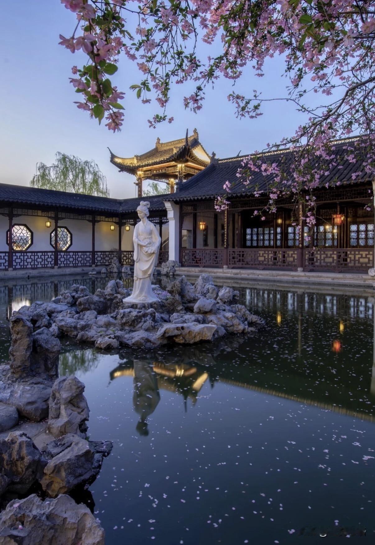 以防有人没见过优秀的中式美人雕塑南京这尊中式美人雕塑，才是东方美学的魂！我