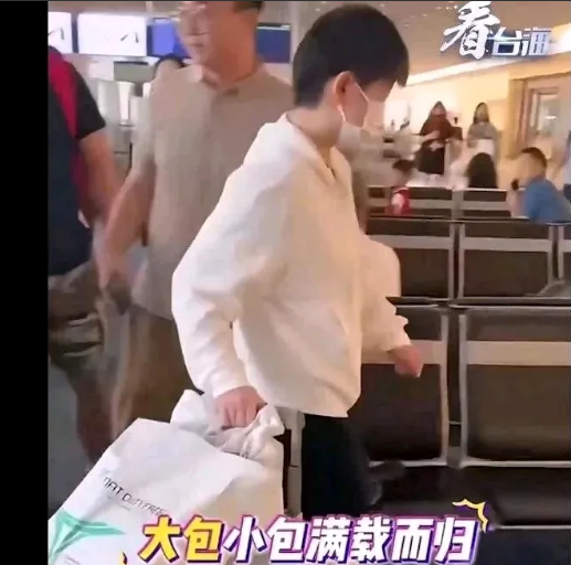 哥姐机场开启买买买模式。今天回国机场，莎莎在机场开启买买买模式。他和小妹妹闫禹橦