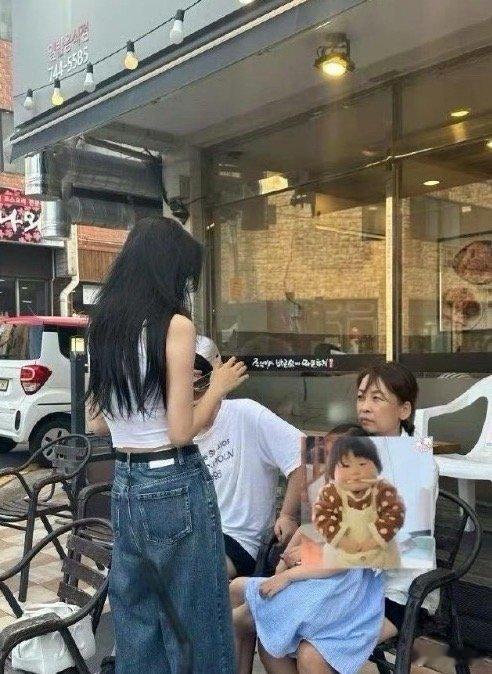 孙怡近期露面，似乎微微丰腴了一些，带娃的辛劳也可见一斑。