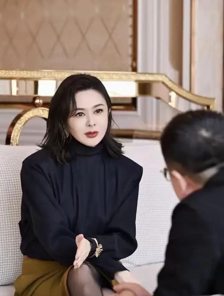 最近关之琳现身活动现场，一组高清照片直接刷屏，大家一看都愣了：这真的是63岁的状