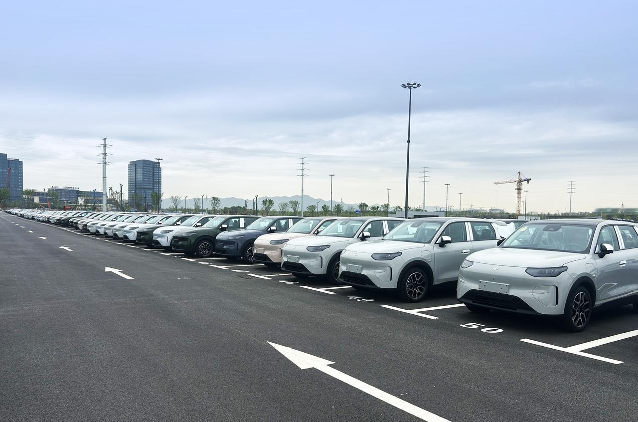 油车换电车，我为什么选了零跑A10？ 开了六年油车，看着每个月八九百的油费，