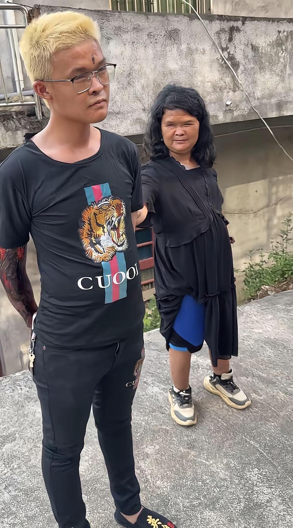 范小勤一家的合影，不得不说，范小勤妈妈的基因是真的强大，你看看娘三感觉都是一个模