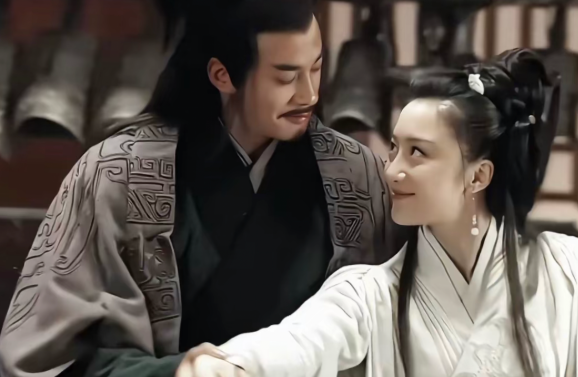 李依晓在接受采访时回应与何润东的友谊她说两人曾只在剧组熟悉，私下没有联系过，但