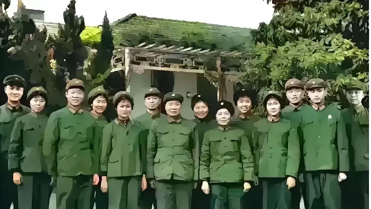 这位开国上将的全家福太震撼了，夫妻都是军人，6个儿子也都是军人，而且6个媳妇全是