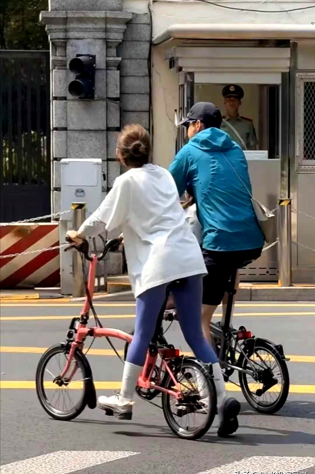 胡歌带妻女骑车出门，网上全在扒黄曦宁的身材长相，研究她凭啥能拿下大明星，真是把日子看偏了。镜头一转，