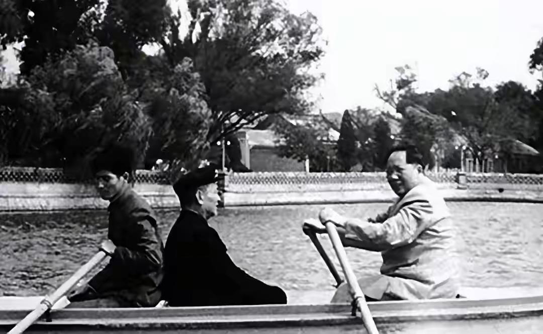 这是1952年秋天，毛主席在中南海亲自为他划船。他是老资格