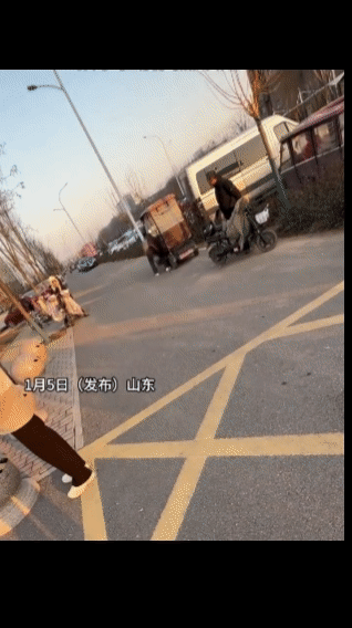 一根烤肠撕碎了奶孙亲情！有娃后看不了一点这种场面，听不得孩子撕心裂肺的哭声。