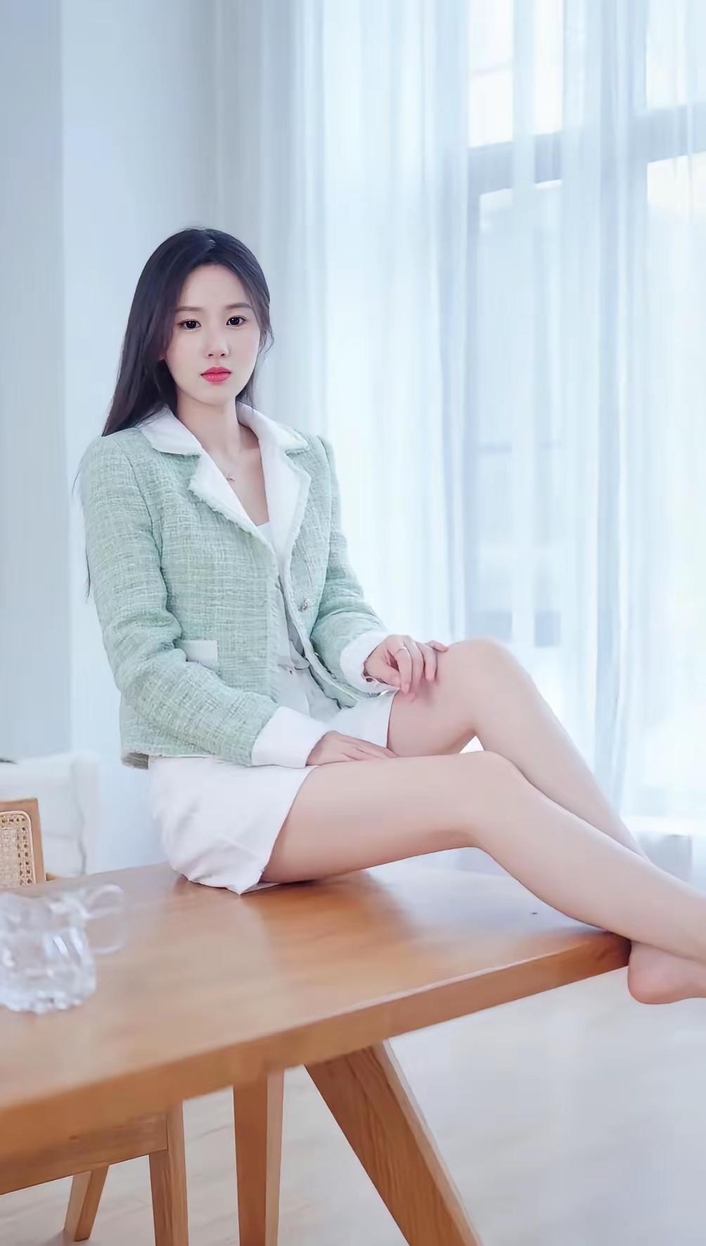 清新自然，优雅气质，绿白搭配，简约时尚。写文章收益少要不要坚持？金丝绒半身裙怎