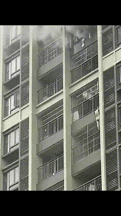 看完这个视频，我手心攥得全是汗，心脏跟着揪得慌。一位女子正在家里洗澡，没想