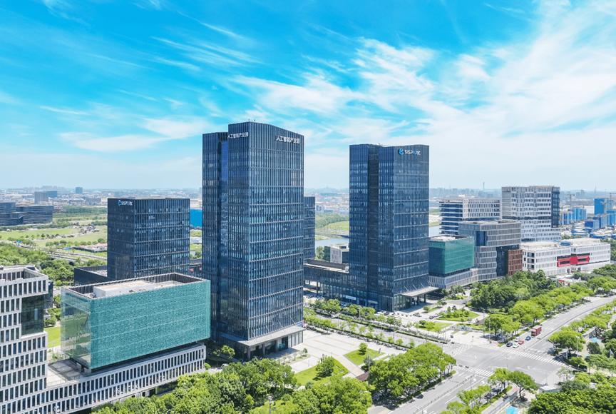 苏州已经集合了中国AI硬件产业的半壁江山。除了中际旭创，还有天孚通信、沪电股份