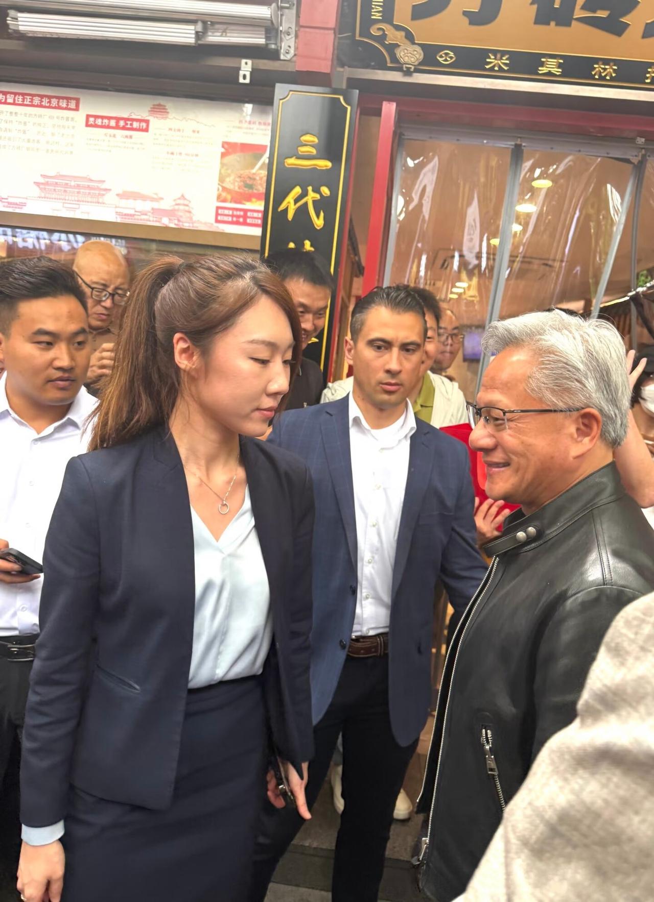 黄仁勋是知名企业家，还是身价不菲的富豪，他逛北京时很多网友都把注意力集中到他身上