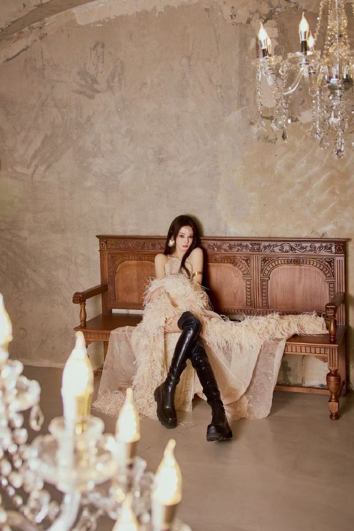 彭小苒的羽毛披肩好绝，几千条羽毛层层叠叠像被星光笼罩的羽衣，轻盈又梦幻，行走间羽