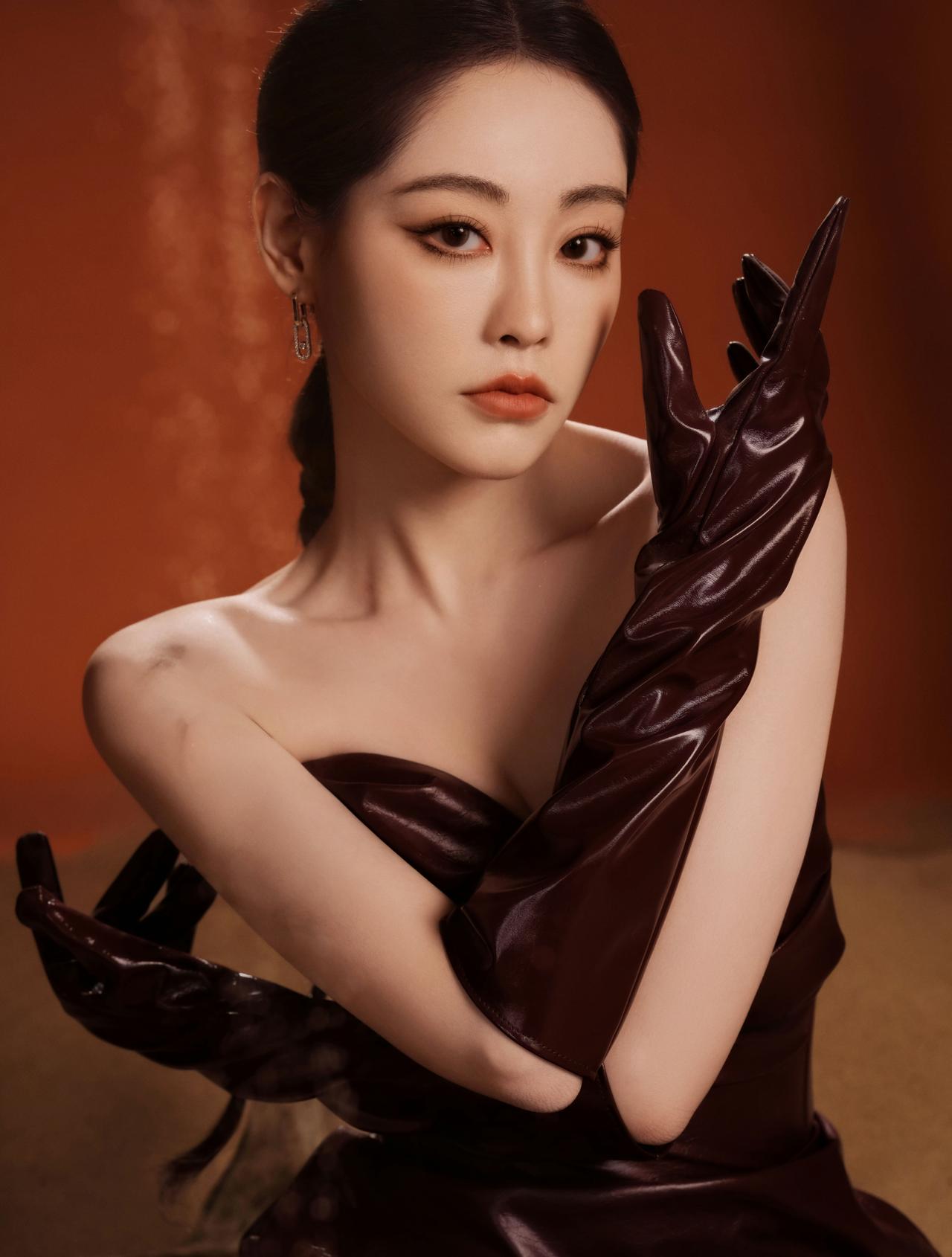 祝绪丹的这组沙漠大片太绝了！深棕色皮质长裙完美勾勒身材曲线，长手套+麻花辫的